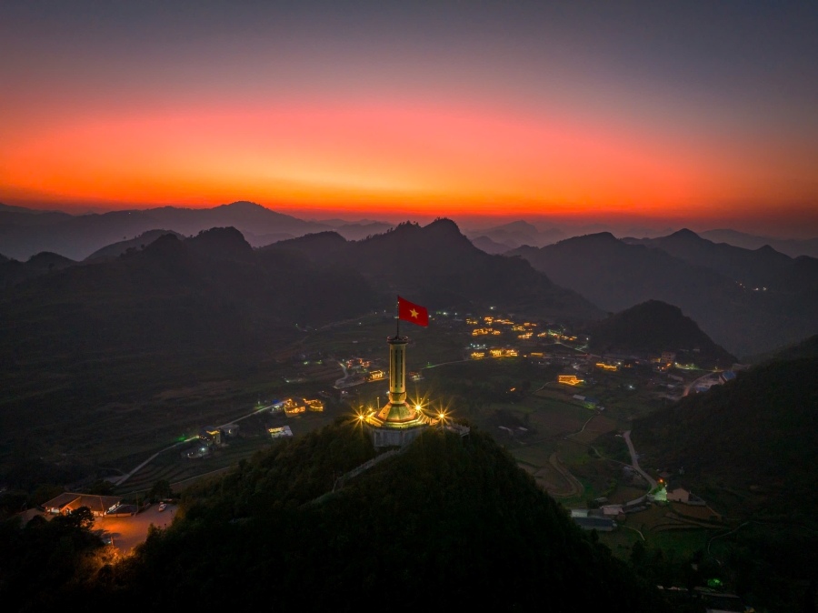 Night falls over Lung Cu Flag Tower